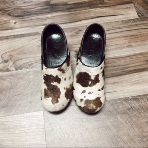 Santia Cow Print Clogs sz 40✨